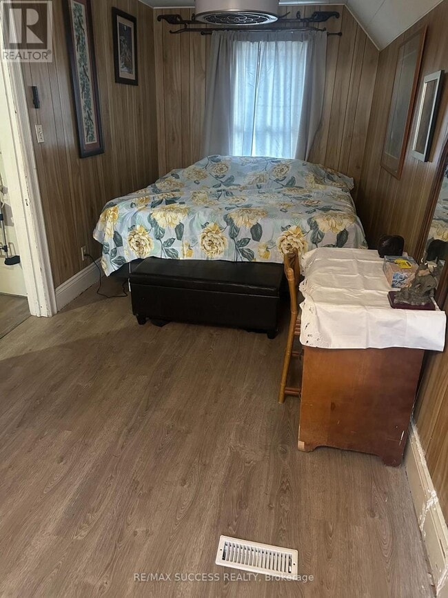 Photo du bâtiment - 153 Barnesdale Ave N