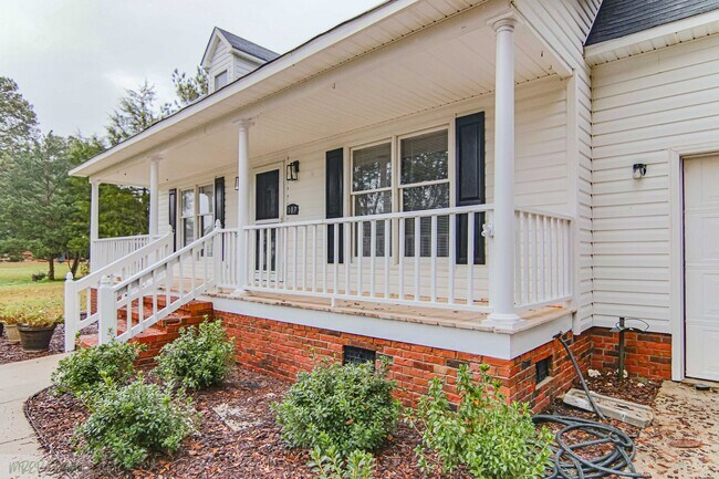 Building Photo - WONDERFUL 2-ST0RY HOME IN PIKEVILLE *ROCKI...