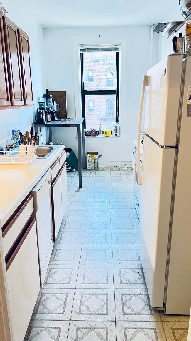 Building Photo - Bright, extra large 1 bed in Sunnyside