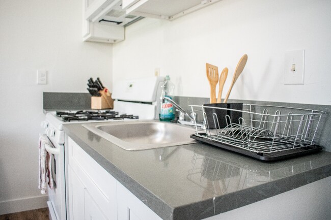 Foto del edificio - 2115 N Raymond Ave