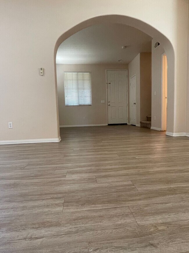 Building Photo - Gorgeous 3 bedroom, 2.5 bathroom, 2 story ...