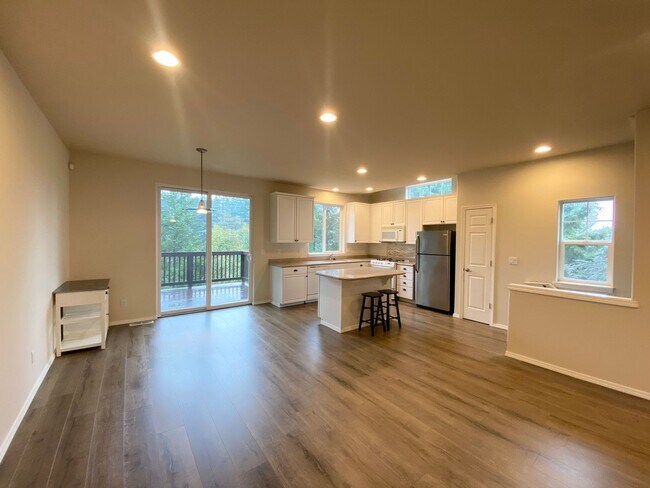 Foto del edificio - Spacious End Unit Town Home Located in Hoo...