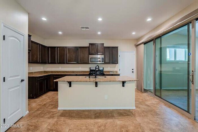 Building Photo - Beautiful Power Ranch House!!