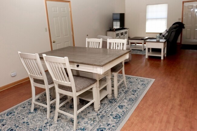 Foto del edificio - 401 Fielding Ct