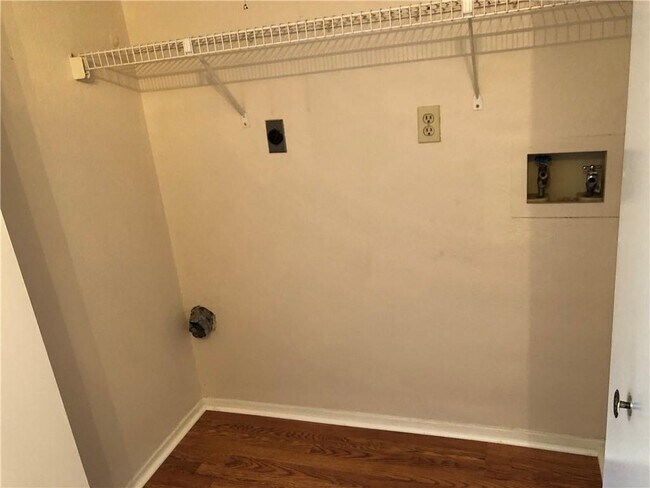 Building Photo - 1015 E Yager Ln