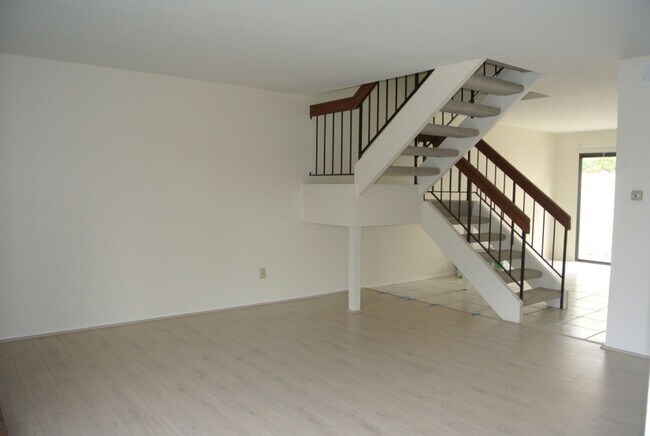Building Photo - 3Bed/2.5Bath Townhome off Poinsettia!~ Bri...