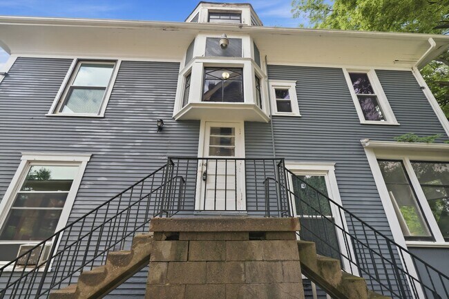 Building Photo - 911 N Fountain Ave