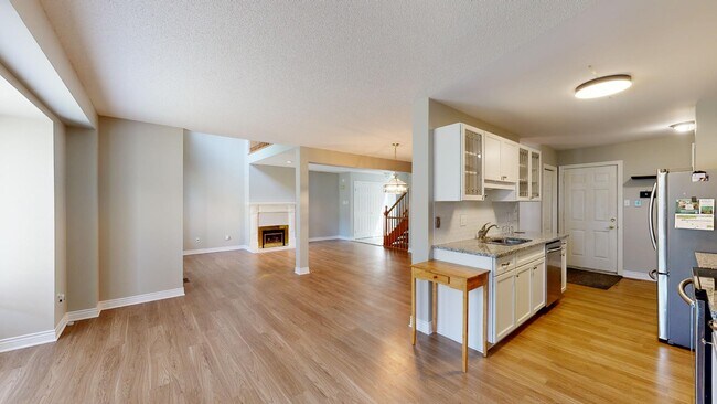 Photo du bâtiment - BRIGHT AND SPACIOUS 2 + DEN TOWNHOME NEAR MASONVILLE MALL