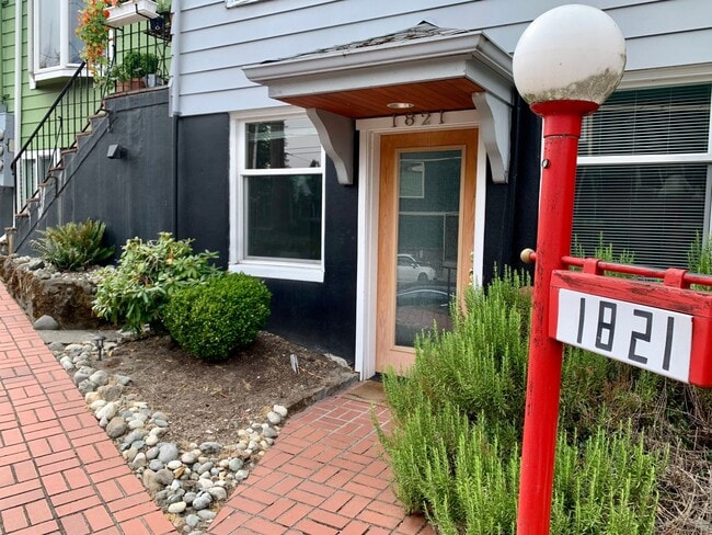 FAIRYTALE OF 1819 LLC QUEEN ANNE - FAIRYTALE OF 1819 LLC QUEEN ANNE Apartment