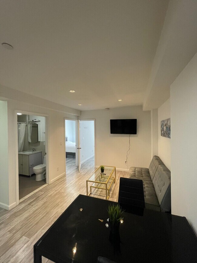 Building Photo - 521 W 48th St