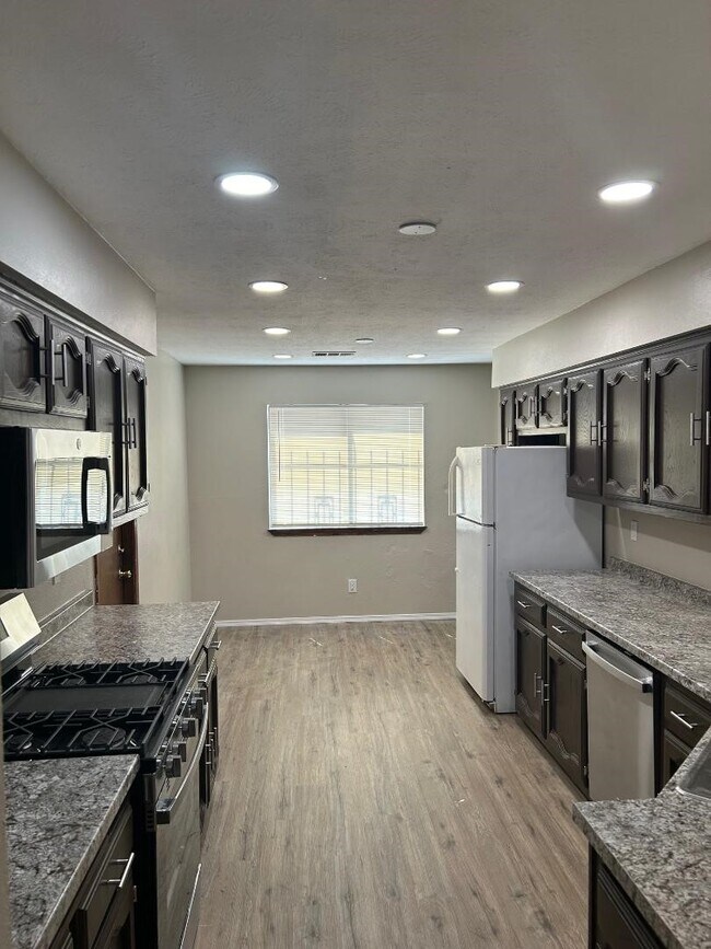 Foto del edificio - 7001 Prairie Rd NE