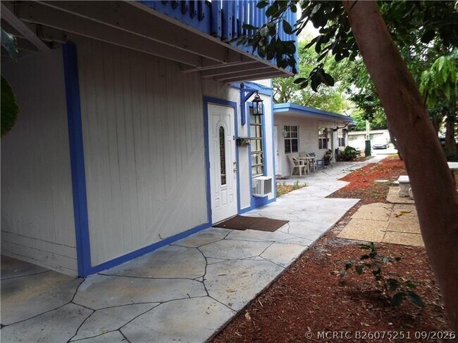 Foto del edificio - 898 NE 39th St