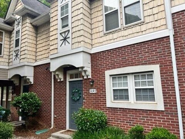 Foto del edificio - Beautifully maintained, move in ready Town...