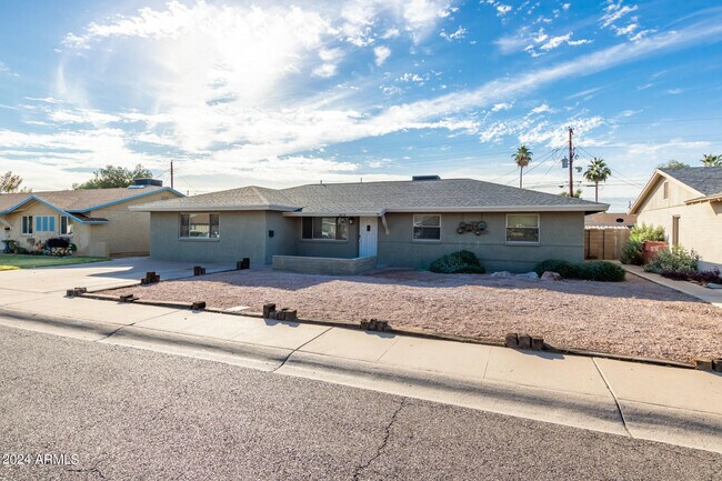 Building Photo - 8419 E Granada Rd