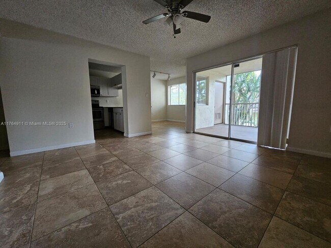 Foto del edificio - 22203 Glenmoor Dr