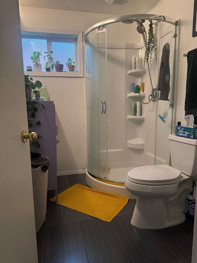 Building Photo - Charming 1 Bedroom Apartment in Seattle - ...