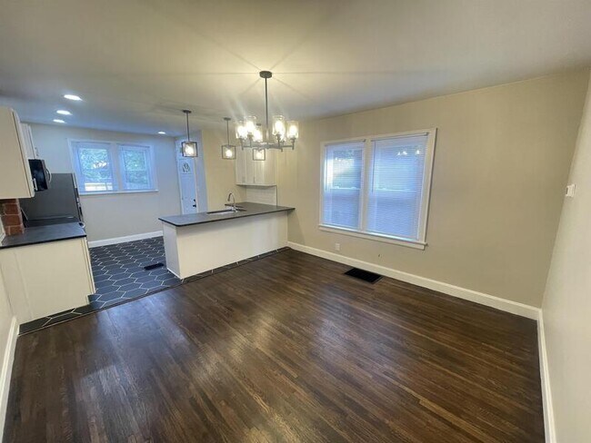 Building Photo - 1354 Oakwood Ave