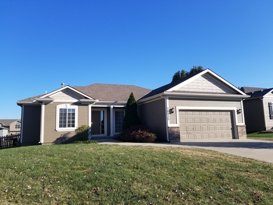 16915 Meadow Creek Ct, Belton, MO 64012 House Rental in Belton, MO