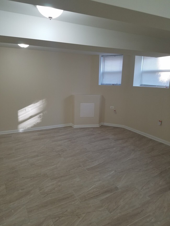 Building Photo - 1252 W Elmdale Ave