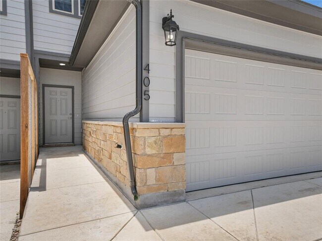 Building Photo - 405 Parkline Dr