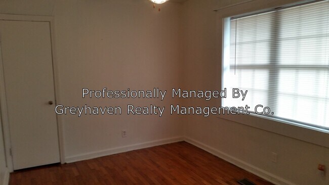 Building Photo - 4914 Sarasota Dr