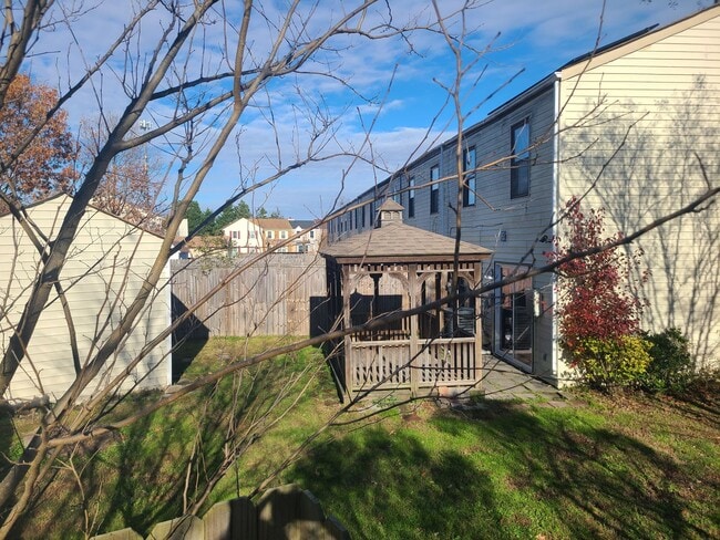 Building Photo - Property MUST be physically viewed before ...