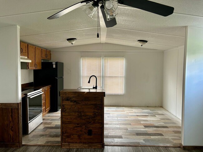 Foto del edificio - 2 Bed 1 Bath Mobile Home on large lot