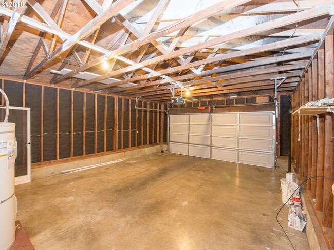 ¡Mira este espacio! ¡Manualidades, ejercicio y estacionamiento! - 1612 NE Liberty St