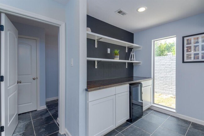 Foto del edificio - 14115 Briarhills Pkwy