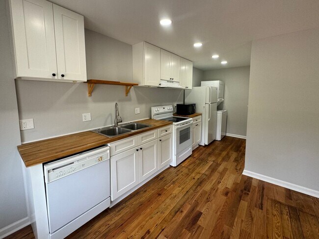Foto del edificio - 1 Bedroom with water and electric included close to downtown Morganton!