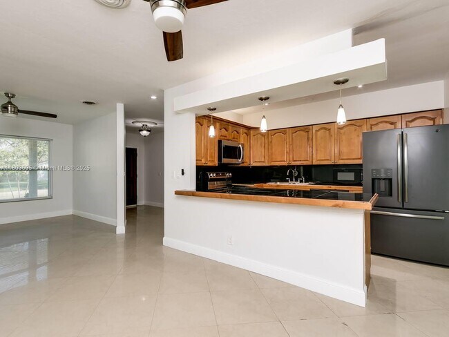 Foto del edificio - 870 NE 182nd St