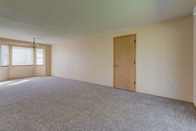 Foto del edificio - 3 Bed 2 Bath House with all new flooring!