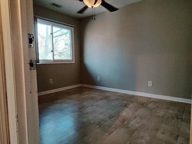Building Photo - 2704 Fairway Oaks
