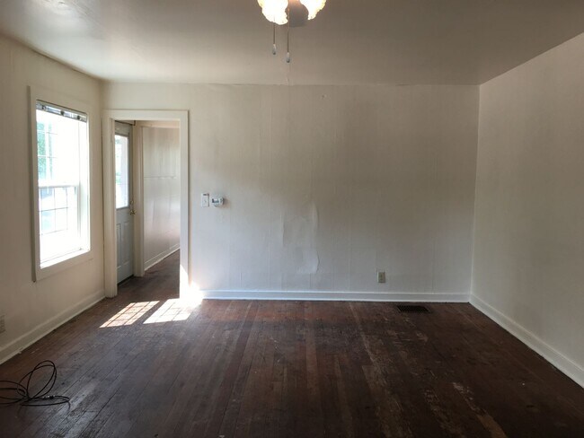 Building Photo - Spacious Campus House ~ 5 bedroom, 2 bath