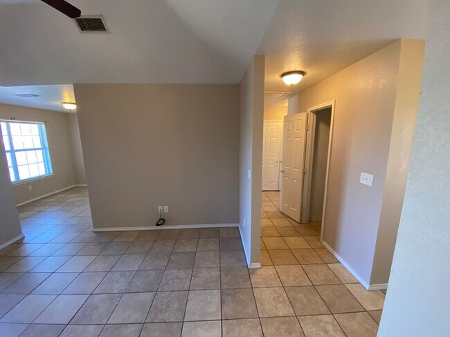 Building Photo - 3 bed 2 bath 1 car garage