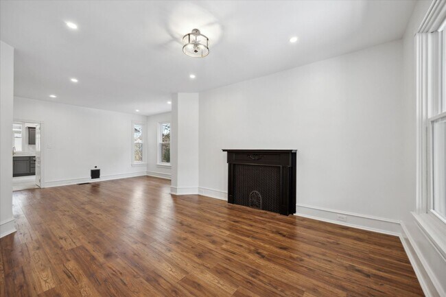 Building Photo - Newly Renovated 4BD/2.5BA Twin in West Che...