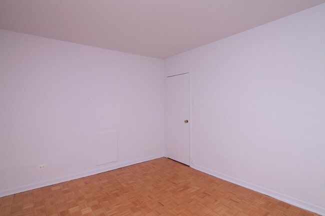 Building Photo - 2400 Av. Van Horne