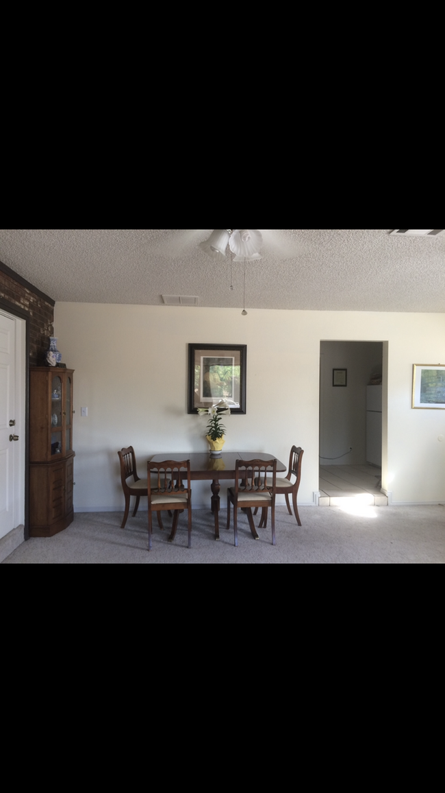 Spacious living room - 1075 E 500 S