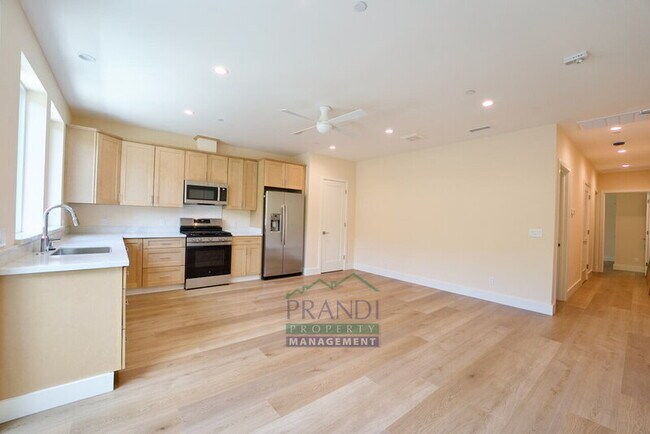 Building Photo - 10 E Crescent Dr