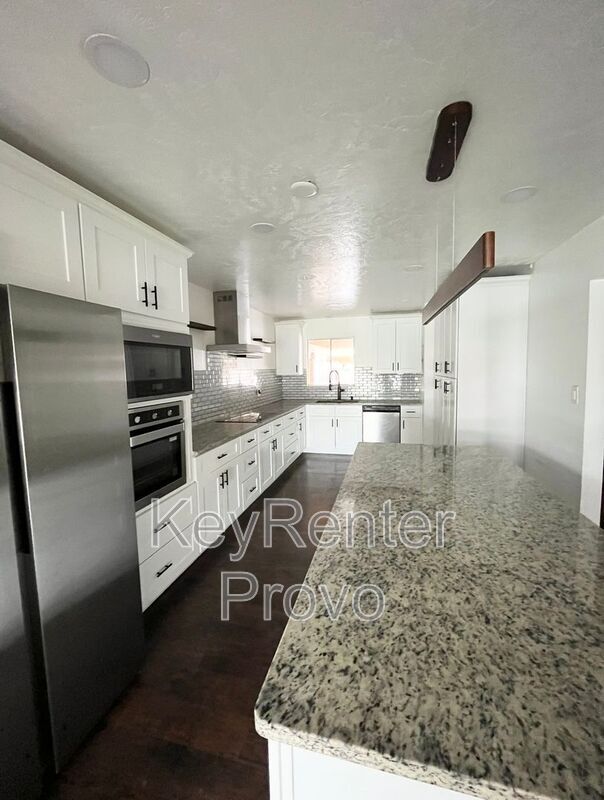 Foto del edificio - 2091 N 220 E St