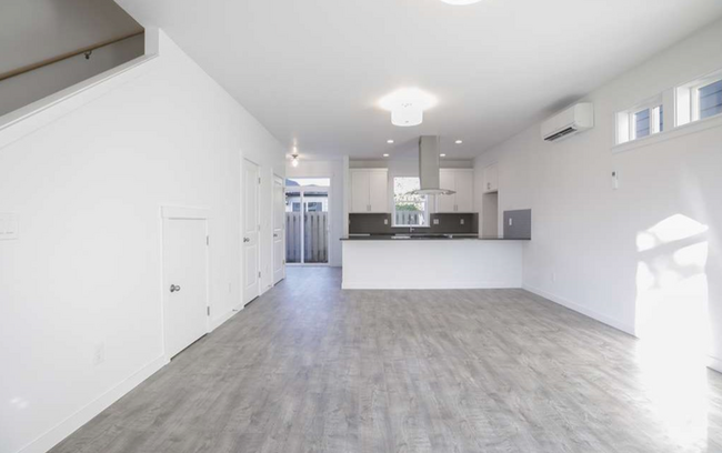 Building Photo - Marvelous Montavilla