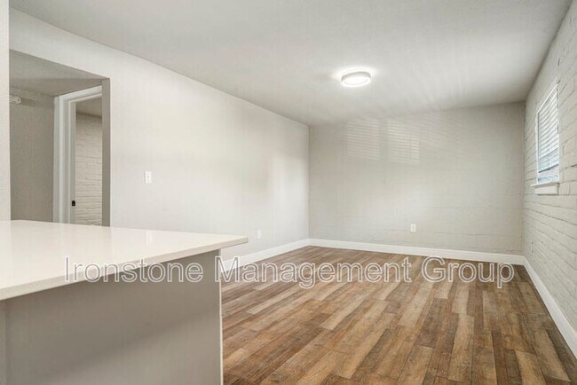 Foto del edificio - 2618 E 8th St
