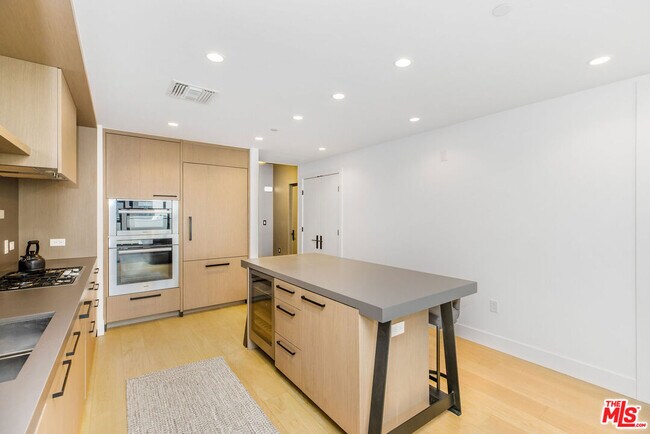 Building Photo - 10777 Wilshire Blvd