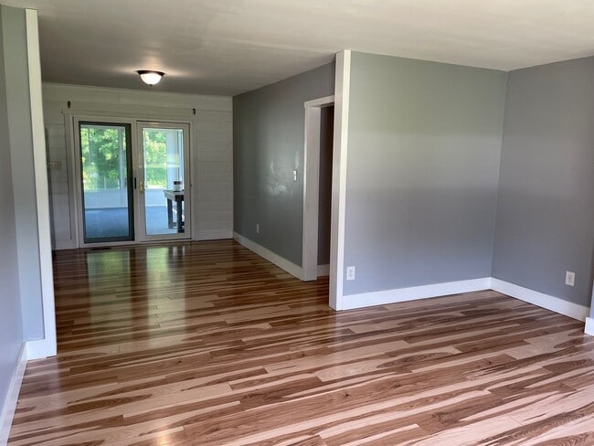Building Photo - 3 BED WITH BONUS ROOM, 2 BATH LOCATED IN T...