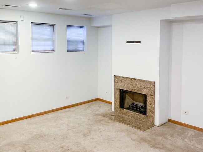 Building Photo - 2551 N Southport Ave