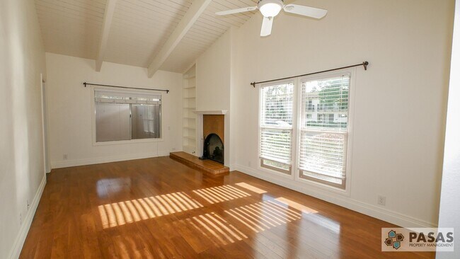 Foto del edificio - Point Loma Condo - Single-Story End Unit with Sunroom & 2 Covered Parking Spots