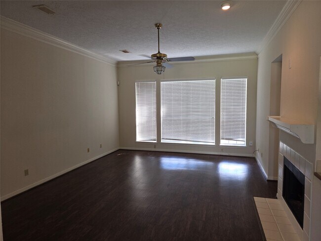 Foto del edificio - 15114 Farndale Dr