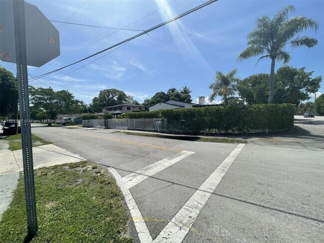 Foto del edificio - 200 NE 110th St