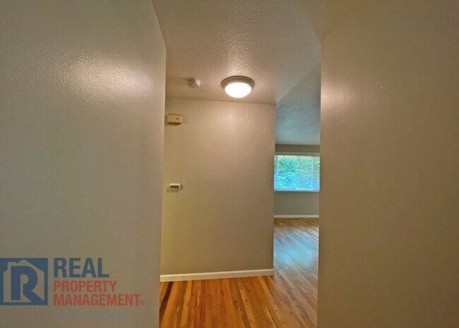 Building Photo - Gorgeous Single Level Home Near Oak Creek!