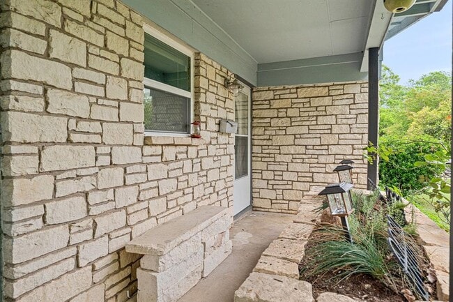 Building Photo - 1422 Yorkshire Dr